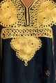 Caftán negro moderno para mujer con bordado dorado